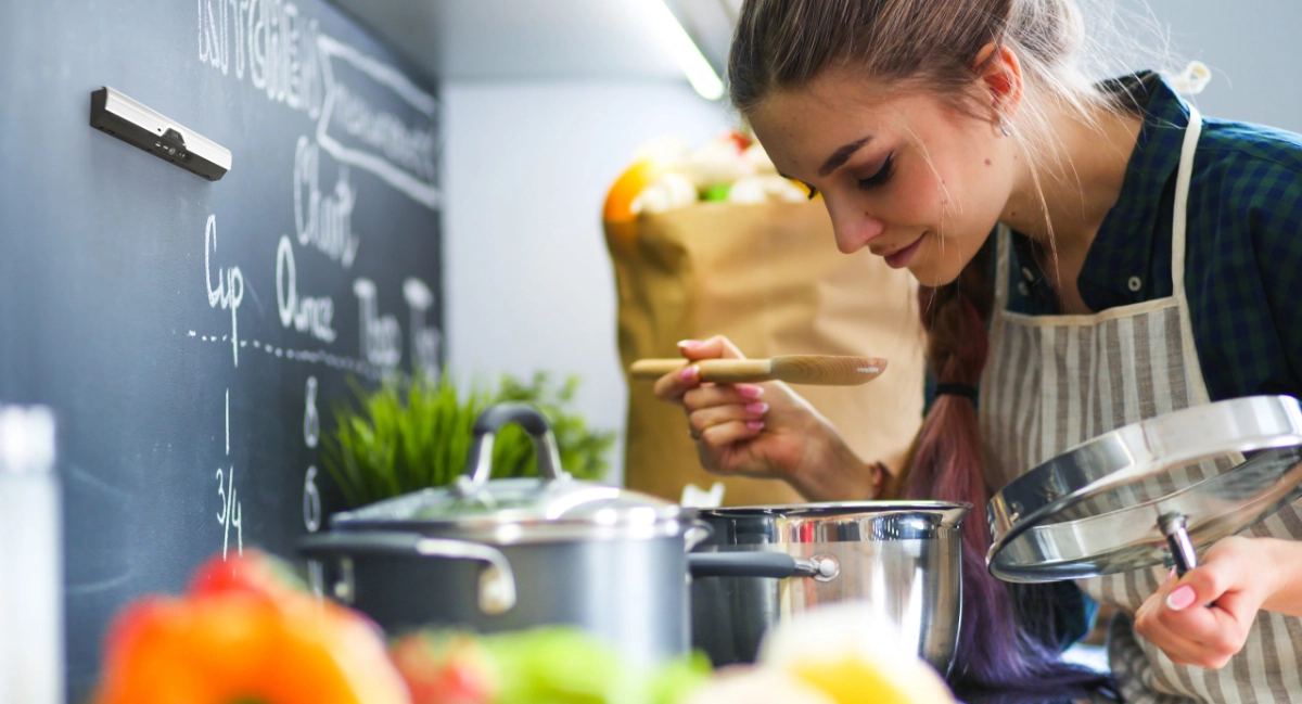 SécuriPlaque installé dans une cuisine, protégeant une personne pendant qu’elle cuisine