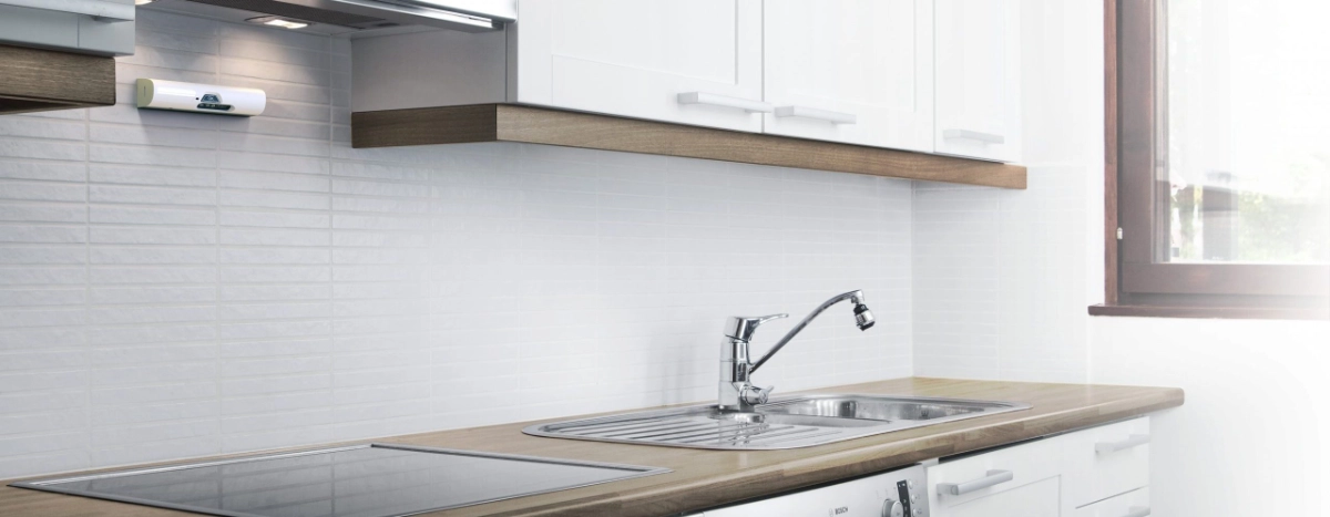 SécuriPlaque Connect installé dans une cuisine, au-dessus de la plaque de cuisson
